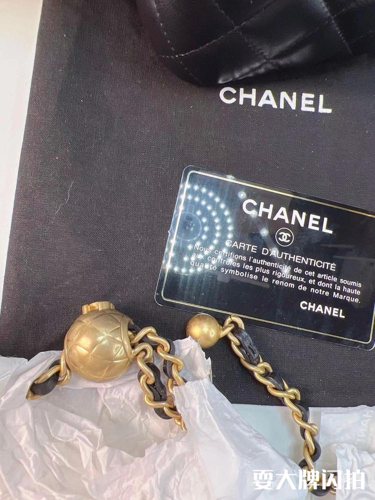 Chanel香奈儿 闲置大全套黑金金球小盒子 Chanel香奈儿闲置大全套黑金金球小盒子，经典保值小金球，热门抢手专柜买不到系列，复古精致气息满满，手拎都很有调调，好价